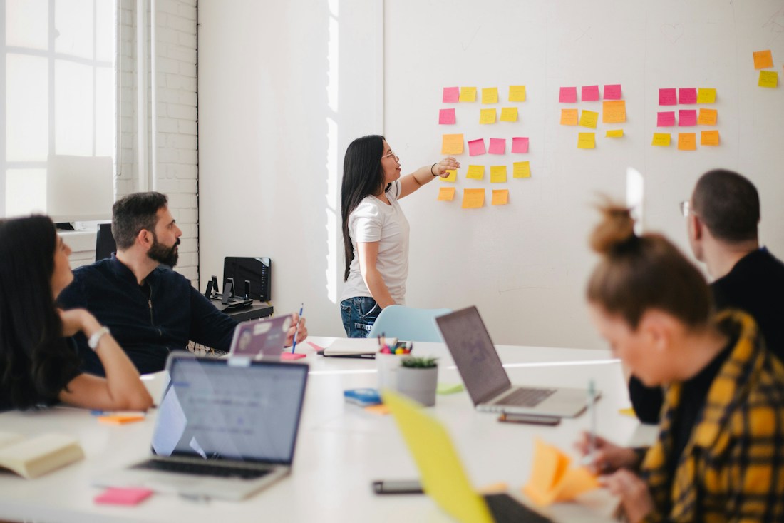 Experienced practitioners in a Change Leadership Masterclass coaching discussion